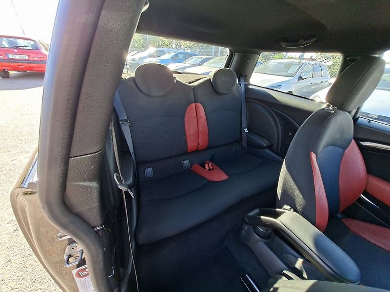 Mini Cooper JOHN WORKS 1,6i 155kW M6 - fotka 6 z 23