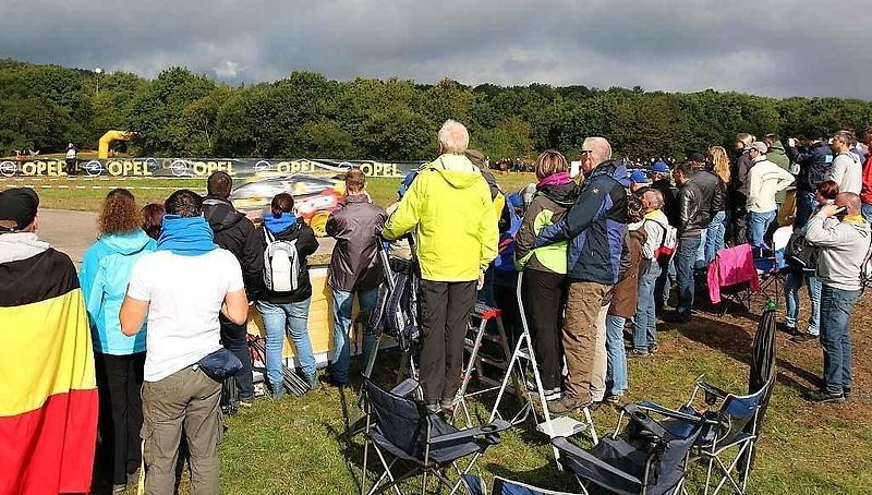 Nejprve do takzvané media zóny, kde se na závodníky vrhnou novináři, fotografové a kameramani. Jako v pátek večer na Latvalu, který v tu dobu v soutěži vedl.