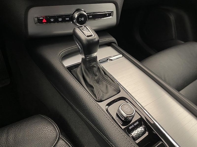 Volvo XC90 D5 AWD MOMENTUM AUT REZERVACE - fotka 26 z 46