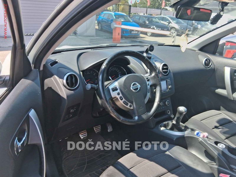 Nissan Qashqai (2011) 1.6i, AC, tempomat - fotka 3 z 3