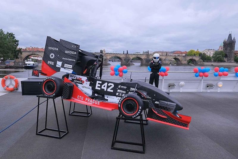 Slavnostní odhalení nové elektroformule CTU.25 studentského týmu eForce Prague Formula. loď Grand Bohemia, Dvořákovo nábřeží, Praha 1