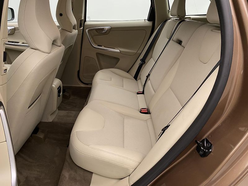 Volvo XC60 D4 AWD MOMENTUM CZ - fotka 5 z 45