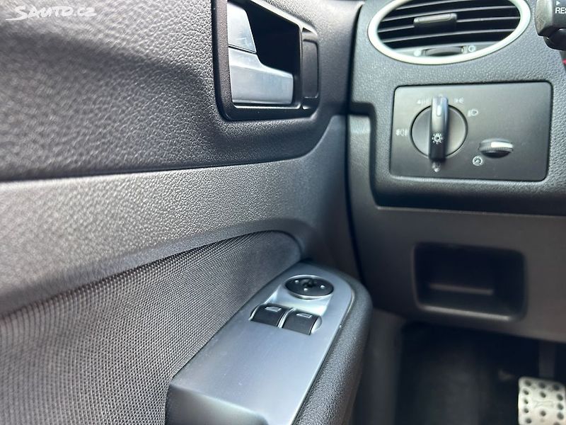 Ford Focus (2005) 1.6 i CHIP - fotka 19 z 27