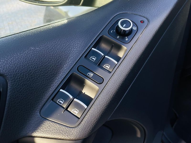 Volkswagen Tiguan 2.0TSI 4x4 AUT SERVISKA VYHŘEV - fotka 35 z 47