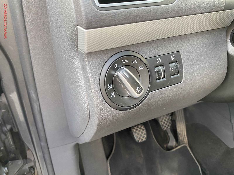 Volkswagen Touran (2013) 2.0 TDi, Life, TZ - fotka 15 z 15