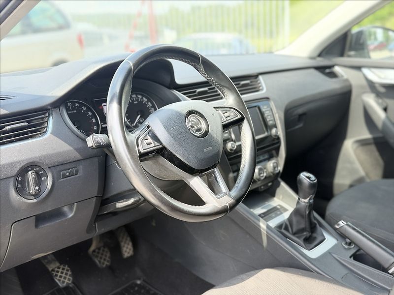 Škoda Octavia 2,0 TDI 4X4 TAŽNÉ 2T - fotka 10 z 24