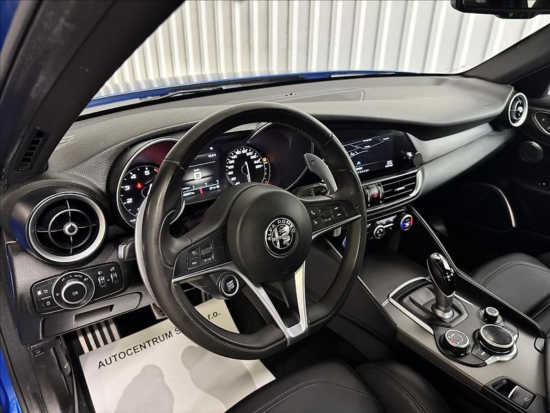 Alfa Romeo Giulia 206kW Q4 VELOCE 1.MAJITEL - fotka 17 z 39