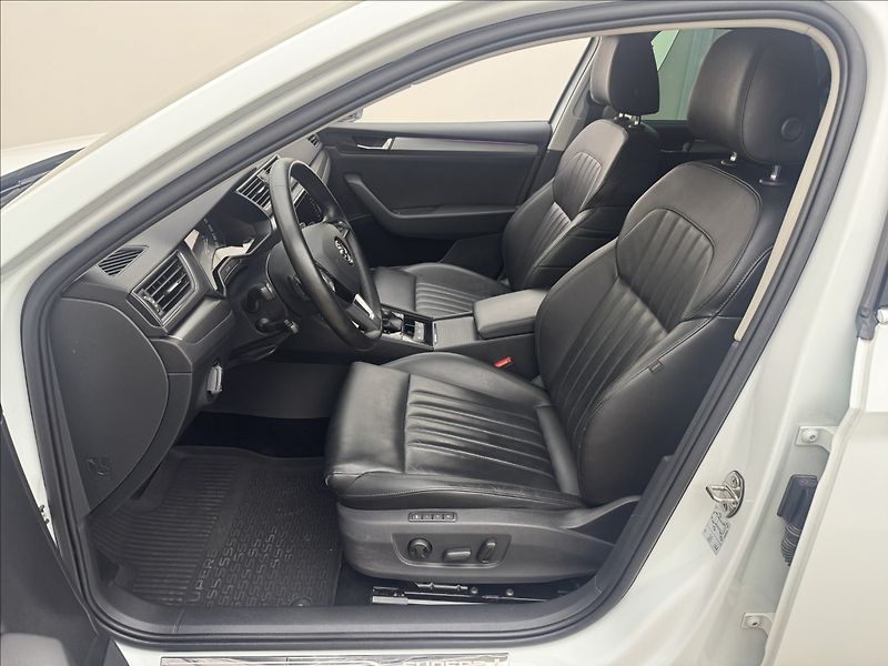 Škoda Superb 2,0 DSG 4X4 ACC CANTON STYLE+ - fotka 39 z 49