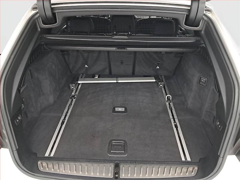 BMW Řada 5 (2018) M Sport 530d xDrive, 4X4 - fotka 14 z 20