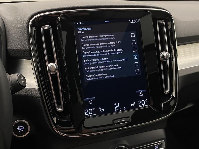 Volvo XC40 T2 MOMENTUM REZERVACE - fotka 41 z 44