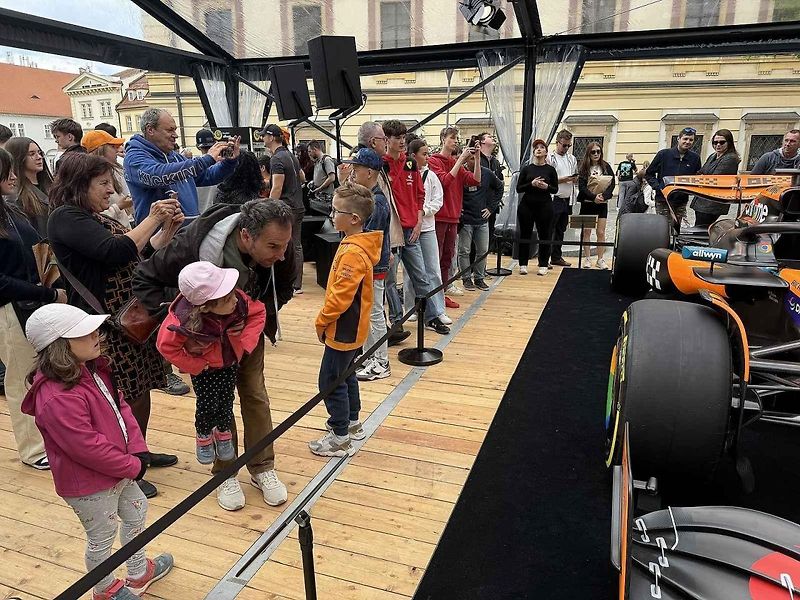 Vůz stáje McLaren obdivují fanoušci Formule 1 na brněnském Zelném trhu od soboty. Podívat se na něj mohou do úterý 27. května.