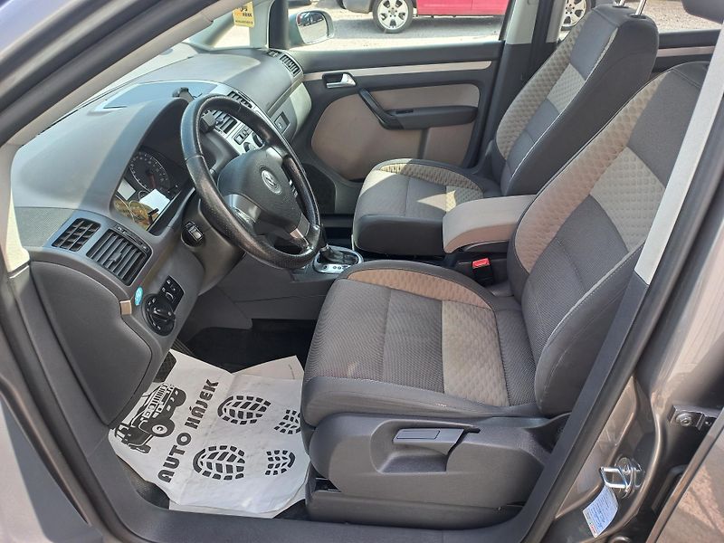 Volkswagen Touran (2008) Cross 2.0TDi 103kW DSG 7-míst - fotka 10 z 18
