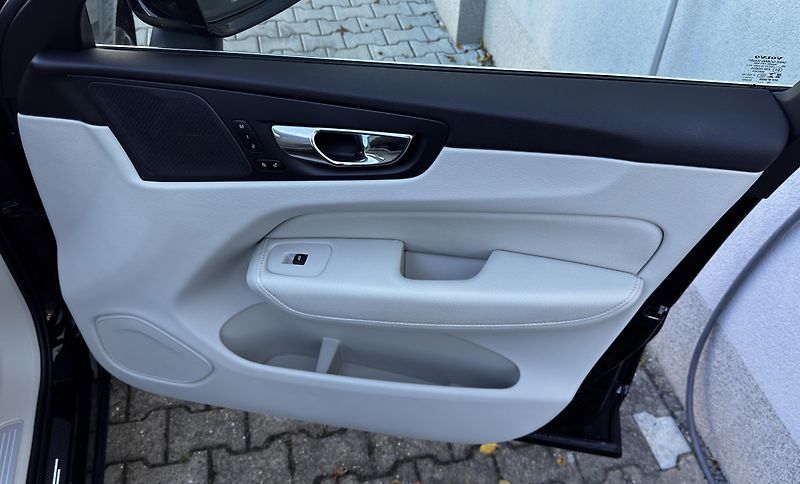 Volvo XC60 FWD B5/vzduch/4*klima/PANO/  - fotka 12 z 43