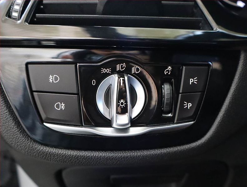 BMW Řada 5 (2018) Luxury Line 520d xDrive, 4X4 - fotka 22 z 25