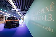 Mercedes-Benz letos odstartoval novou éru jako globální partner ženského tenisu (WTA). Své ambice v tomto sportu nyní potvrzuje i v České republice, kde v rámci ostravského turnaje představuje dvě klíčové novinky: novou generaci modelů GLB a GLC.