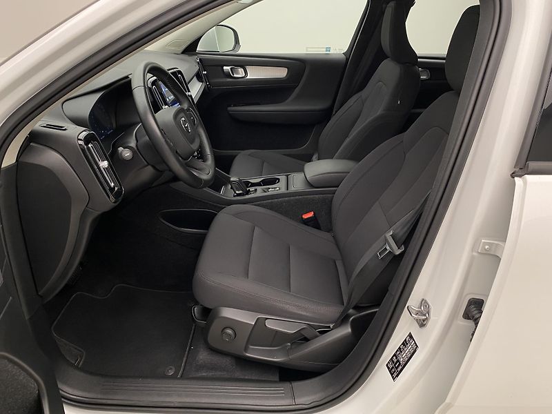 Volvo XC40 T3 MOMENTUM AUT REZERVACE - fotka 3 z 43