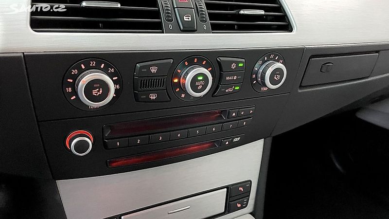 BMW M5 5.0 V10 Touring - fotka 25 z 34