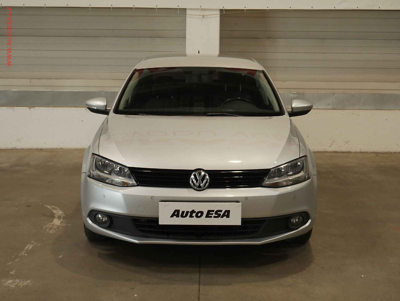 Volkswagen Jetta (2011) 1.2, 2.maj,ČR, AC, tempo - fotka 2 z 16
