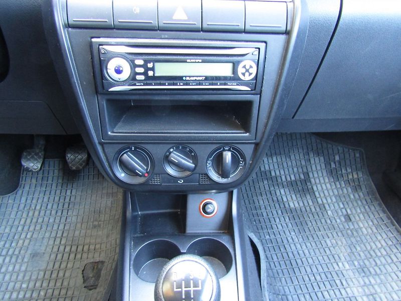 Volkswagen Fox (2008) 1.2i - fotka 24 z 30
