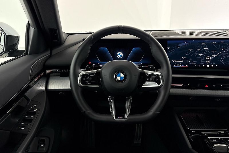 BMW Řada 5 540d xDrive Touring - fotka 17 z 24