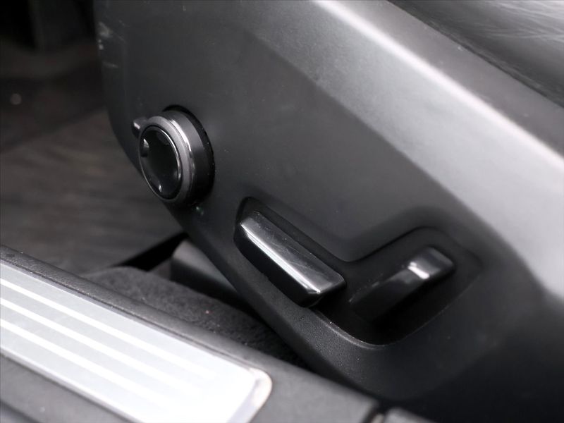 Volvo V90 2,0 D3 Drive-E Momentum Auto - fotka 18 z 38