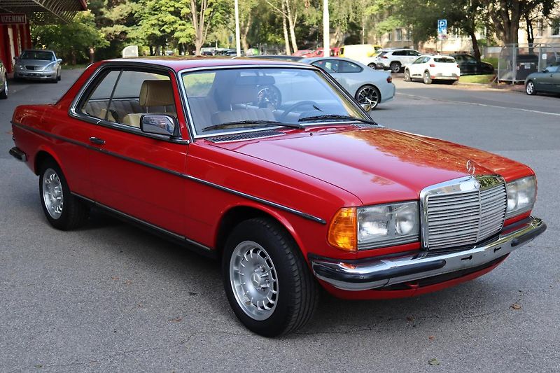 Mercedes-Benz 123 230CE KUPÉ AUTOMAT 100kW - fotka 7 z 48
