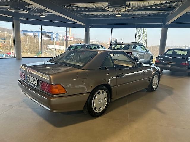 Mercedes-Benz SL (1990) 500 kabriolet - fotka 9 z 26