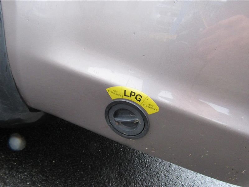 Kia Ceed 1,4 LPG Combi 80KW - fotka 24 z 28