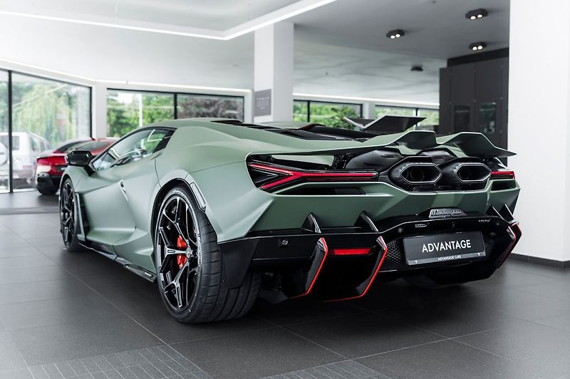 Lamborghini Revuelto - fotka 4 z 27