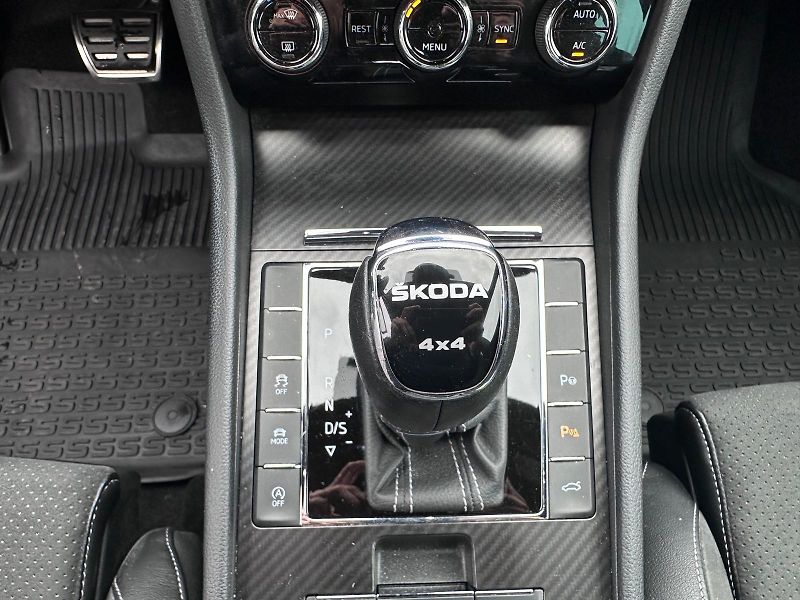 Škoda Superb COMBI 2,0 TDI 4x4 SPORTLINE - fotka 15 z 18