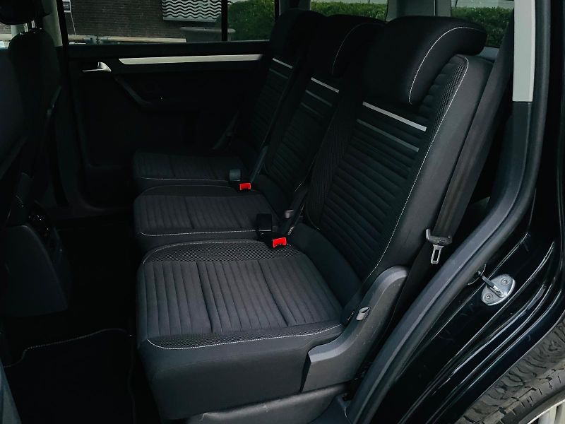Volkswagen Touran 2.0TDI MANUÁL SENZORY VÝHŘEV - fotka 31 z 45