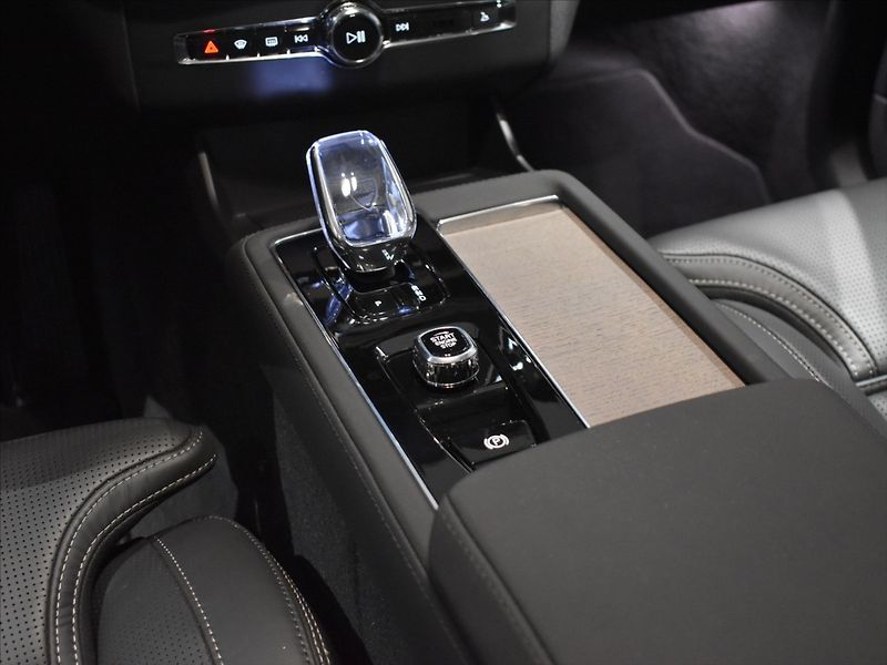Volvo XC90 2,0 T8 AWD Ultra B&W,Vzduch, - fotka 18 z 35