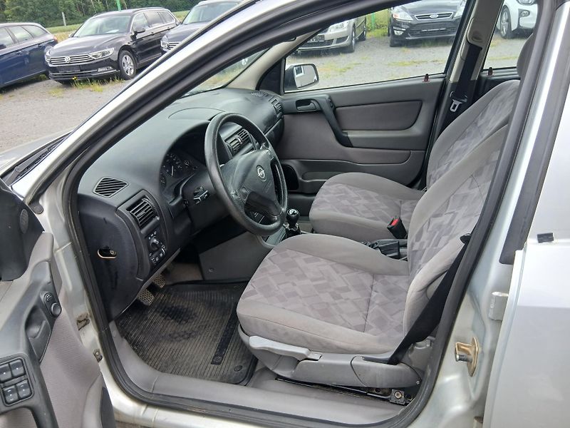 Opel Astra 1.2i - fotka 13 z 23
