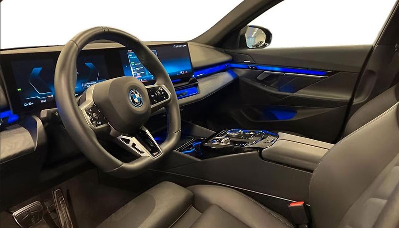 BMW i5 xDrive40 M-Sport Kam Ambient - fotka 12 z 18