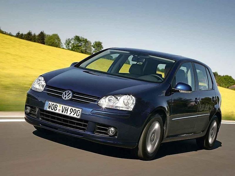 První a sedmá generace Volkswagenu Golf GTI.