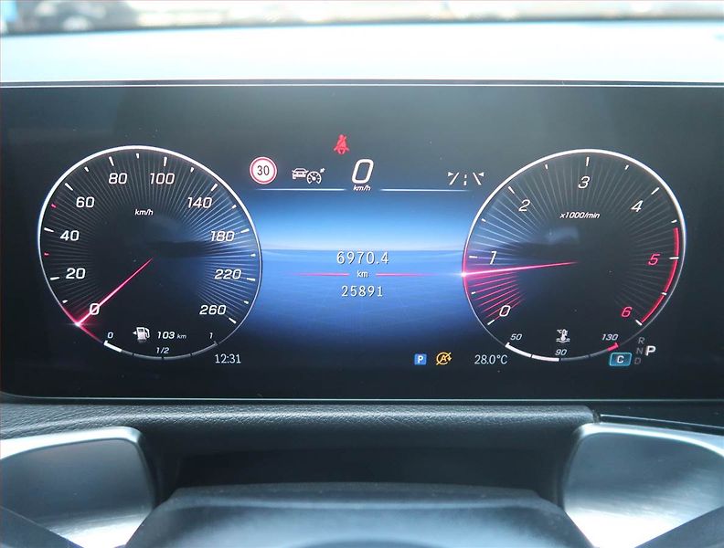 Mercedes-Benz GLB (2024) 200 d 4MATIC - fotka 11 z 14
