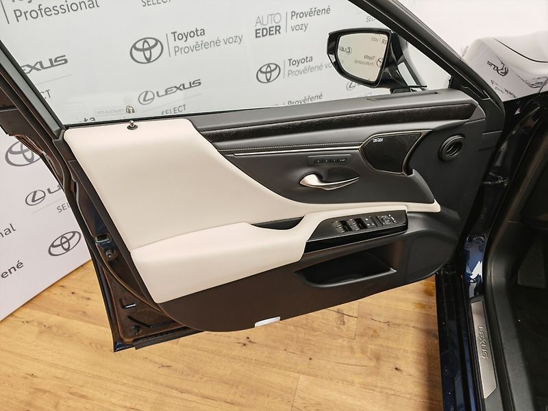 Lexus ES 300h Prestige Plus - fotka 24 z 49