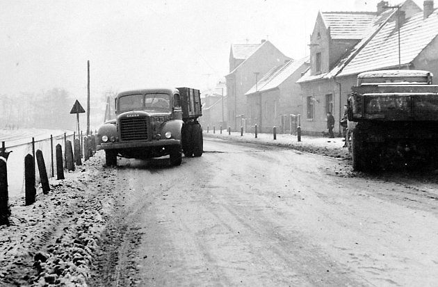 Škoda 706 R fotografovaná při příležitosti dopravní nehody 14. prosince 1965 v obci Rudolice u Mostu., zdroj: Se svolením SLA Most