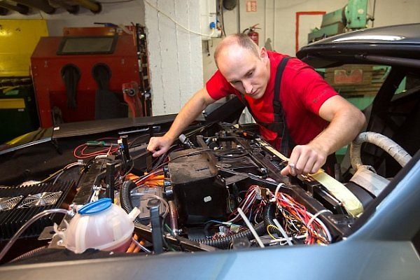 Vysokoškolský tým v Ostravě vyrobil sportovní elektromobil SCX.