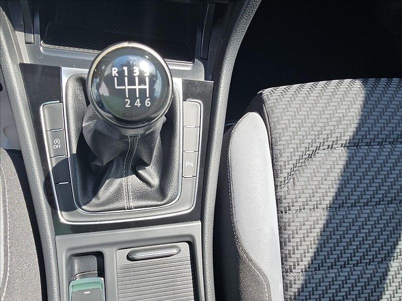 Volkswagen Golf 1,4TSi R-Line Webasto NAVI - fotka 24 z 43