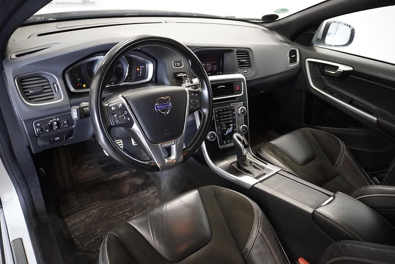 Volvo V60  2,0 T4 R-DESIGN AUTOMAT - fotka 16 z 33