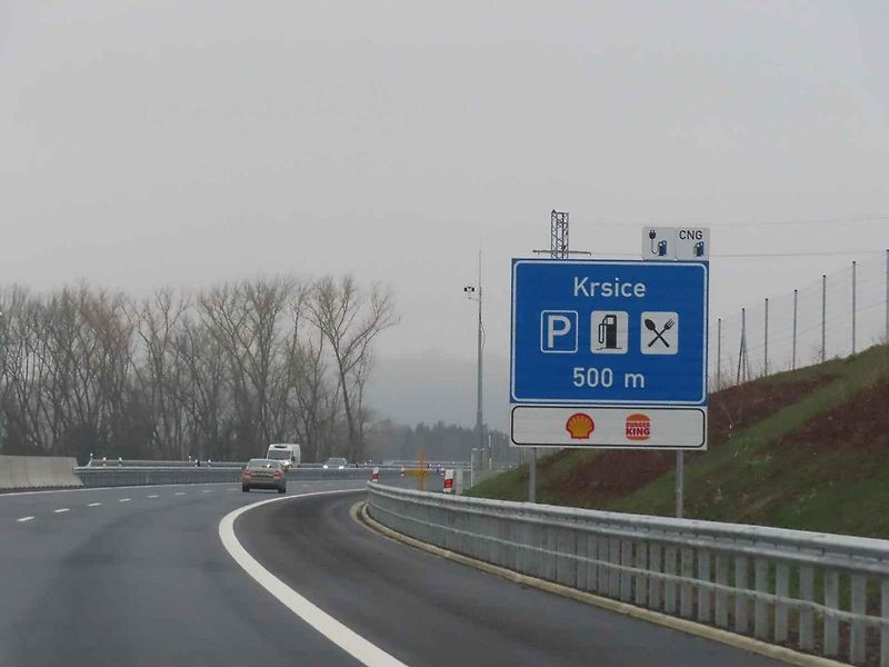Dvě protilehlé odpočívky mezi sjezdy na Mirotice a Lety patří mezi nejmodernější a největší. Čerpačky jsou prý i technologicky nejvyspělejší v Čechách.