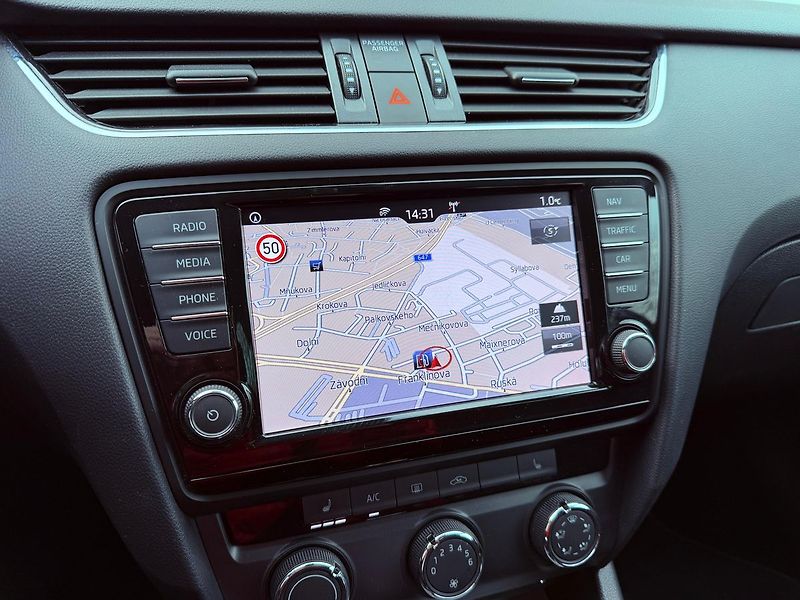 Škoda Octavia 2.0 TDi DSG Style, Navi - fotka 17 z 25