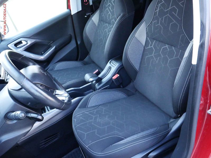 Peugeot 2008 (2019) 1.2 PT, 1.maj,ČR, 1.M-ČR - fotka 9 z 14