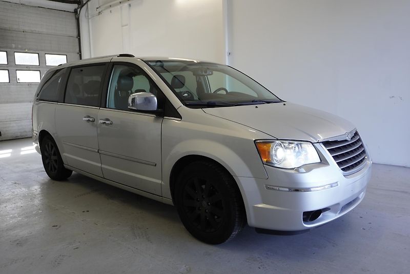 Chrysler Grand Voyager 3,8I LIMITED AUT. - fotka 3 z 30