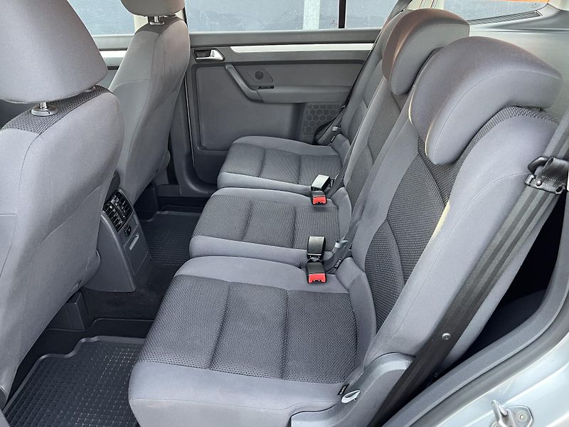 Volkswagen Touran 1.6 TDi DSG Serviska - fotka 11 z 37