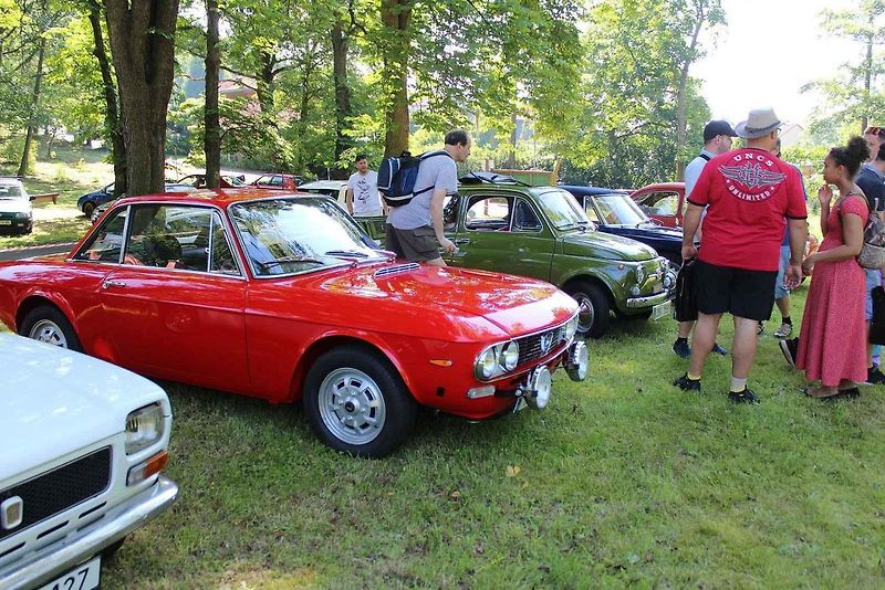 V Litvínově se uskutečnil již osmý sraz historických vozidel. Letos na něj poprvé přijel legendární jezdec z Dakaru a někdejší závodník ve Formuli Easter Jiří Moskal. Na snímku je v rozhovoru s jedním z návštěvníků.