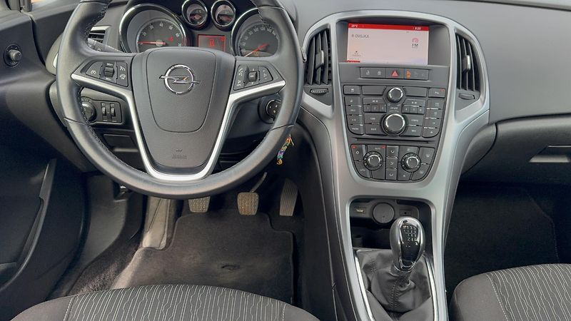 Opel Astra 1.4 88kw - fotka 10 z 42