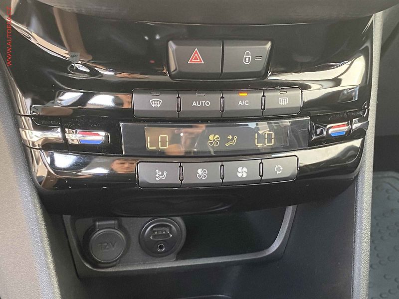 Peugeot 2008 (2018) 1.2PT, ČR, Allure - fotka 15 z 18