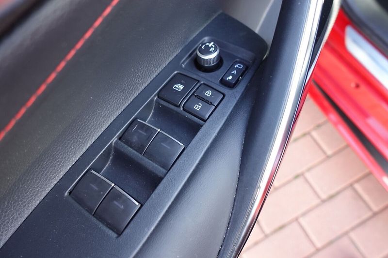 Toyota Corolla 1,8 HEV GR Spot Dynamic - fotka 10 z 31